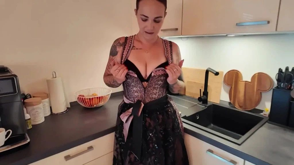 Im Dirndl meine Pussy gefingert !!