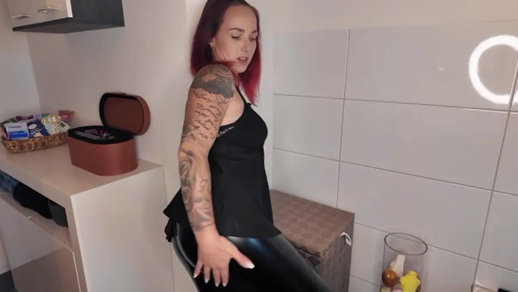 sexy foto nr. 2 von In knapper Latex Leggins meine Pussy gefingert !!