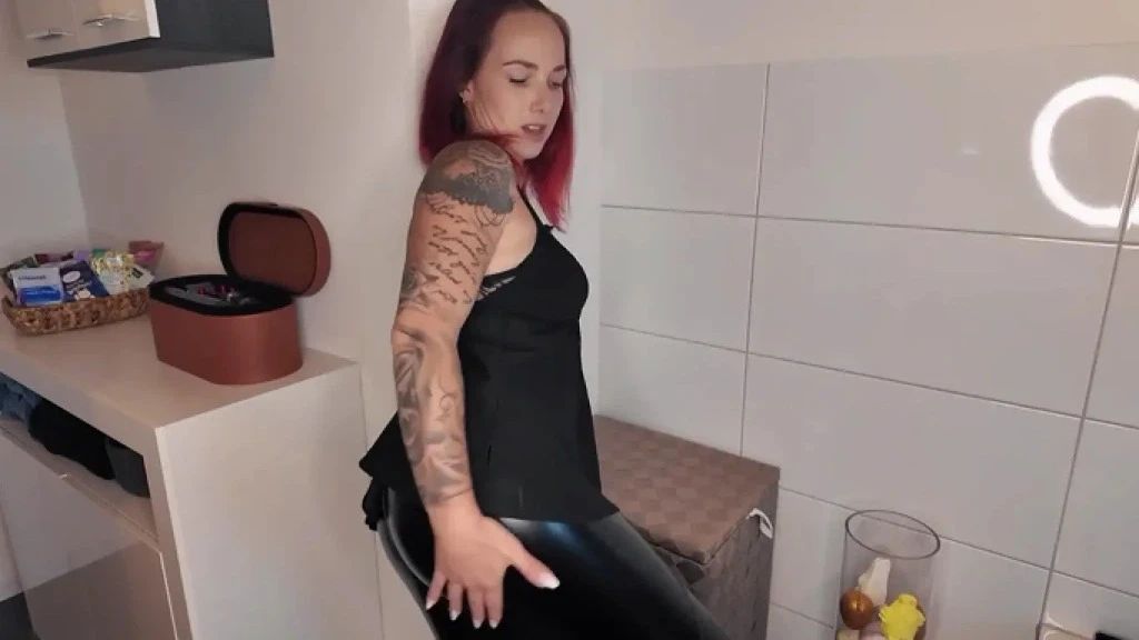 In knapper Latex Leggins meine Pussy gefingert !!