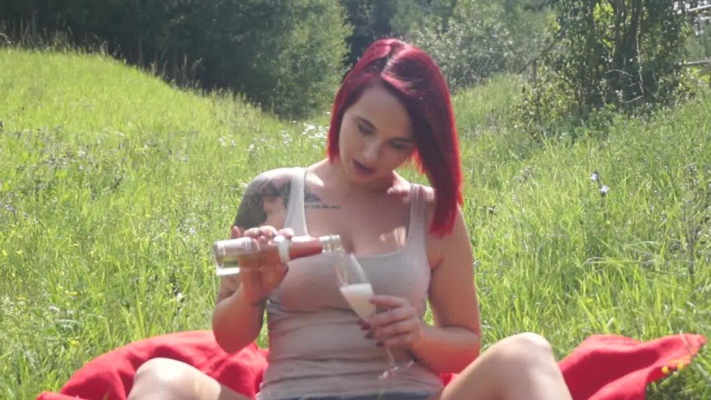 sexy foto nr. 4 von Leckst du mir den Sekt von den Brüsten ?