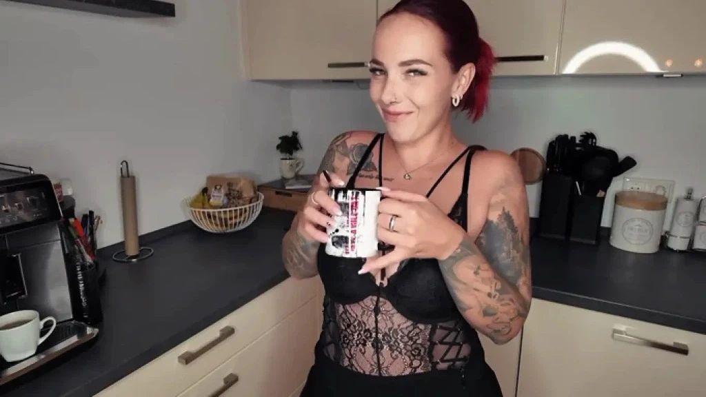 Vor dem Kaffee trinken , die Pussy befriedigt !!