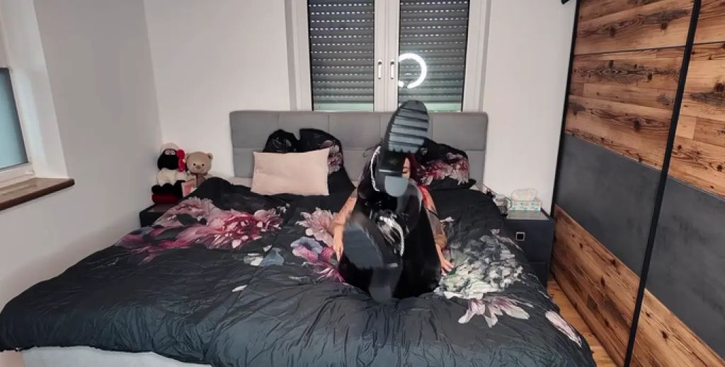 sexy foto nr. 3 von In Latex Leggins und Lack Boots meine Pussy gefingert !!