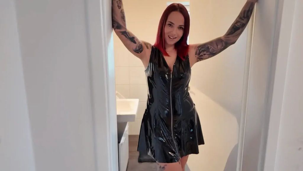 sexy foto nr. 1 von Im engen Lack Kleid meine nasse Pussy befriedigt !!