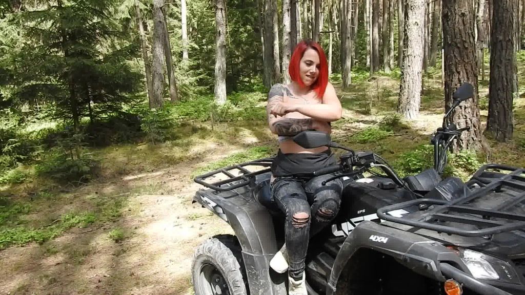 sexy foto nr. 7 von Geiler Strip! Public auf dem Quad gerekelt.