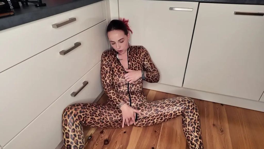 sexy foto nr. 5 von Im engen Leo-Catsuit meine Pussy für dich verwöhnt! 😈🔥