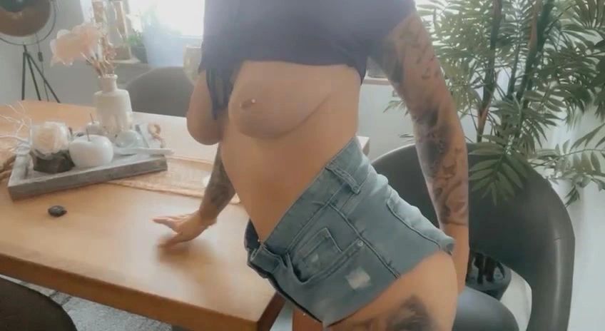 sexy foto nr. 5 von Arsch und Brüste ;) Was gefällt dir besser?