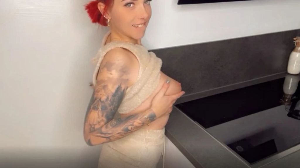 Ich streichel meine stehenden Nippel!