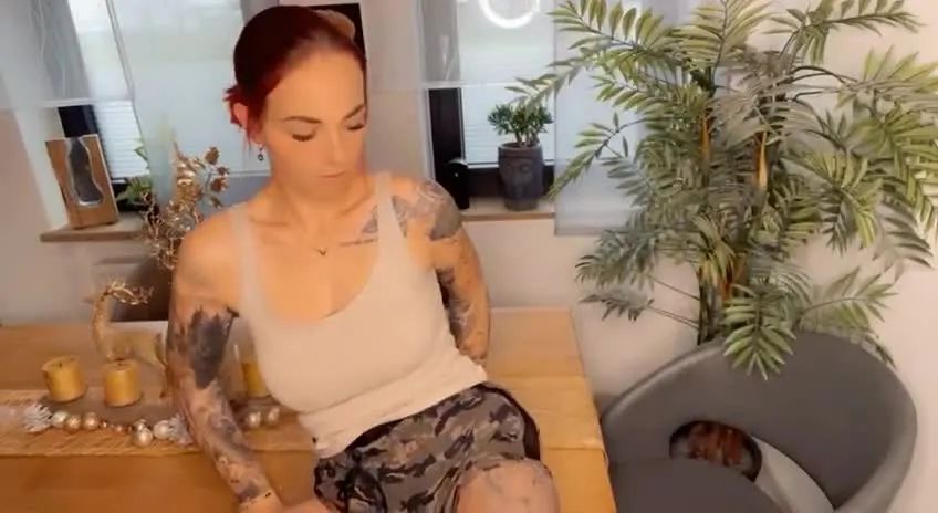 sexy foto nr. 1 von Was machen wir hier auf dem Esszimmer Tisch?