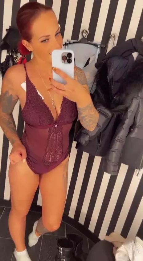sexy foto nr. 1 von Ich nehme dich mit in die Umkleide beim Shoppen!
