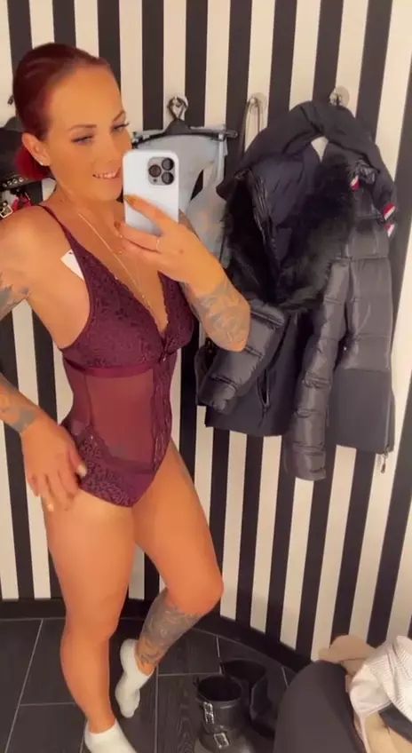 sexy foto nr. 2 von Ich nehme dich mit in die Umkleide beim Shoppen!