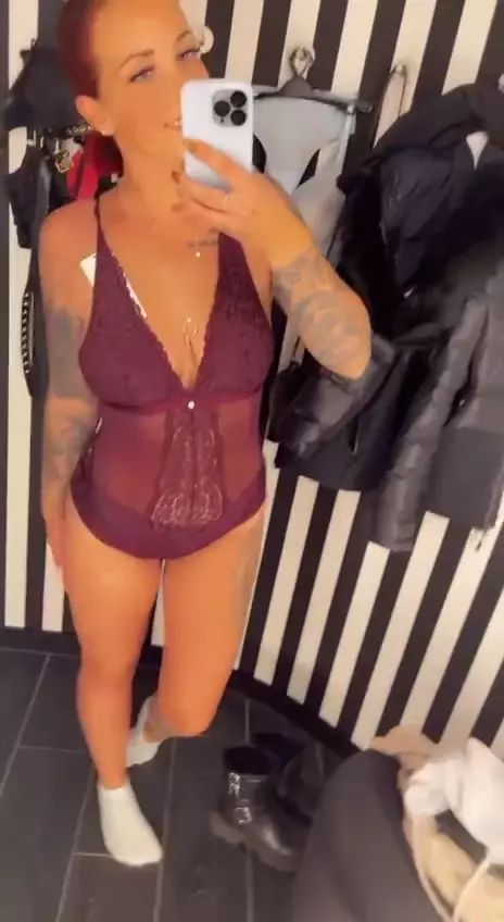 sexy foto nr. 3 von Ich nehme dich mit in die Umkleide beim Shoppen!