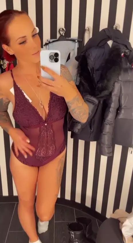 sexy foto nr. 4 von Ich nehme dich mit in die Umkleide beim Shoppen!