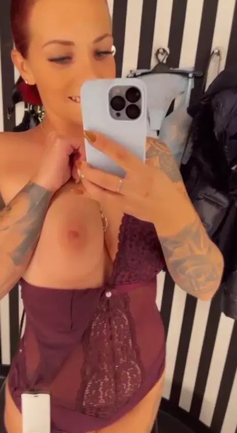 sexy foto nr. 5 von Ich nehme dich mit in die Umkleide beim Shoppen!
