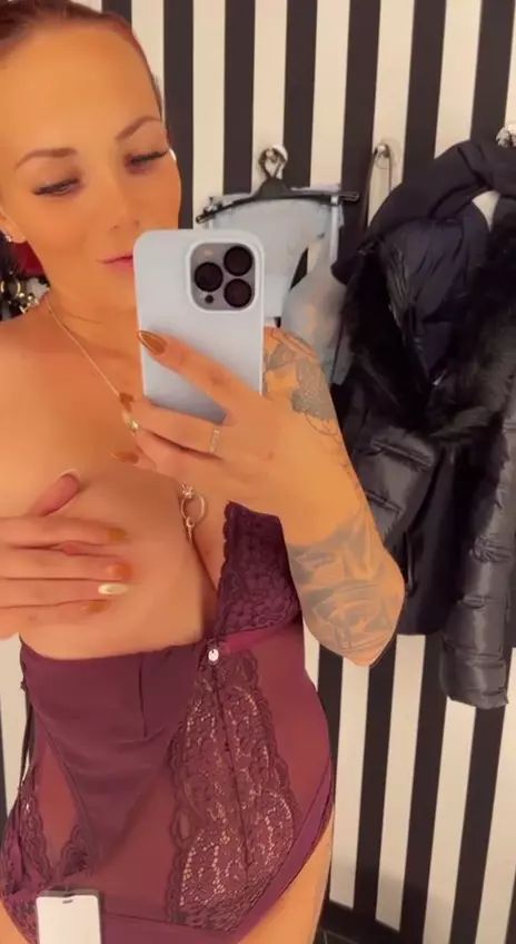 sexy foto nr. 6 von Ich nehme dich mit in die Umkleide beim Shoppen!