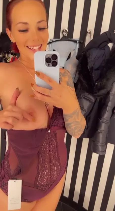 sexy foto nr. 7 von Ich nehme dich mit in die Umkleide beim Shoppen!