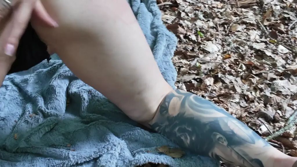 sexy foto nr. 2 von Lust auf ein Ficknick im Wald ?