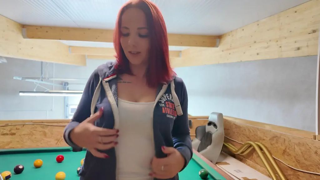 sexy foto nr. 1 von Gefingert auf dem Billardtisch