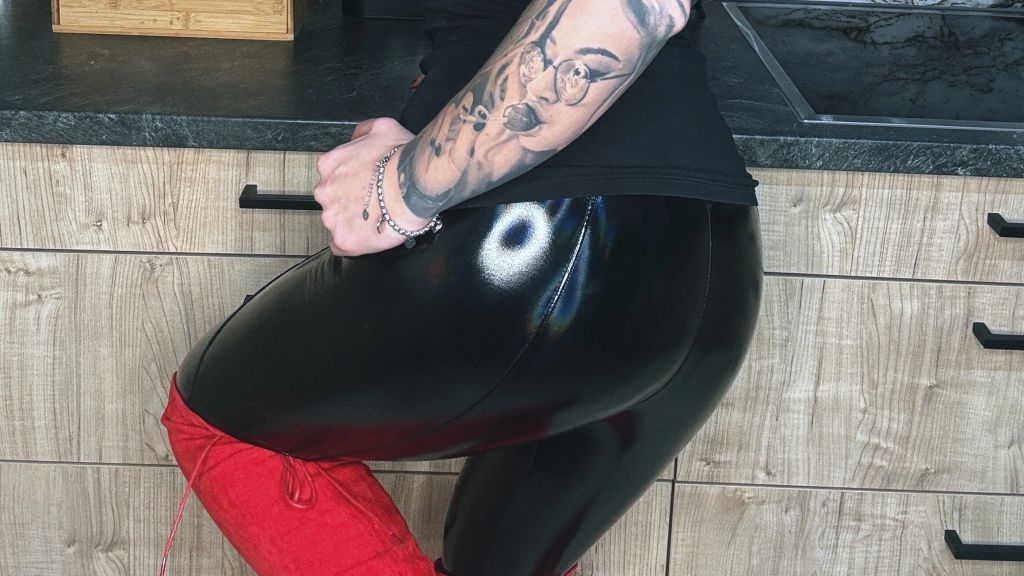 sexy foto nr. 10 von Lackleggins und rote Overknees  Gefällt dir mein Outfit?