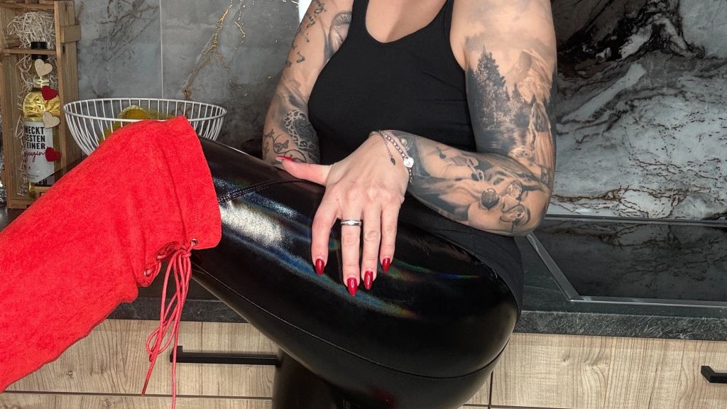 Lackleggins und rote Overknees  Gefällt dir mein Outfit?