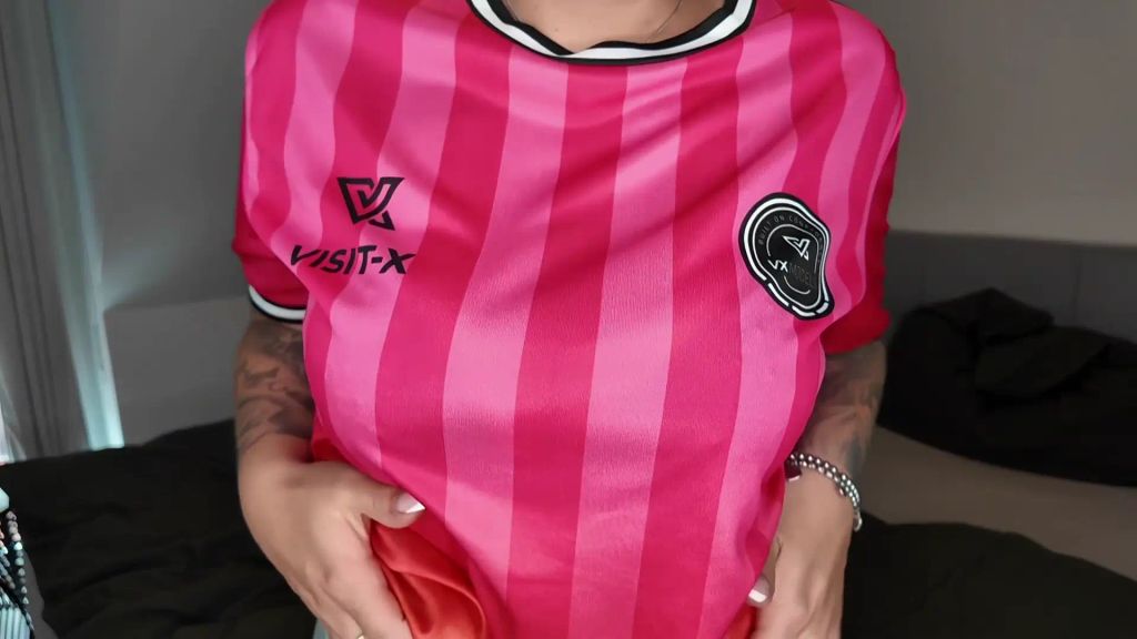 sexy foto nr. 1 von Vor dem Spiel erstmal deine Bälle verwöhnt!