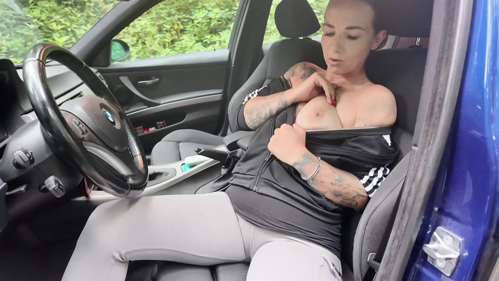 sexy foto nr. 2 von Outdoor im BMW meine nasse Pussy gefingert!