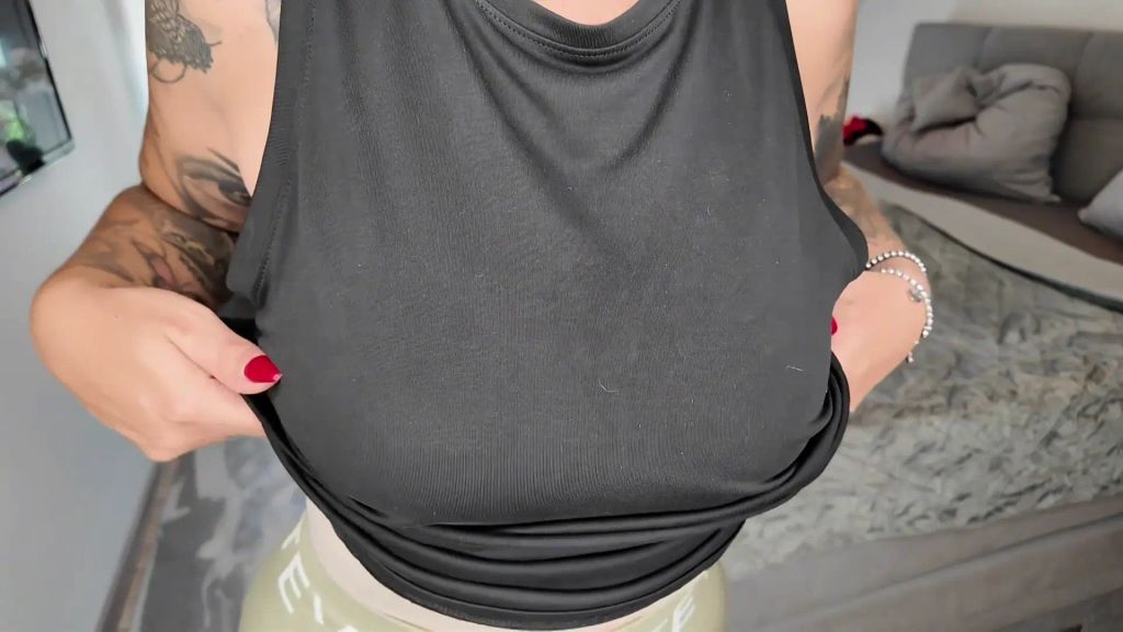sexy foto nr. 2 von Vor dem Gym meine Pussy in enger TEVEO Leggins gefingert!