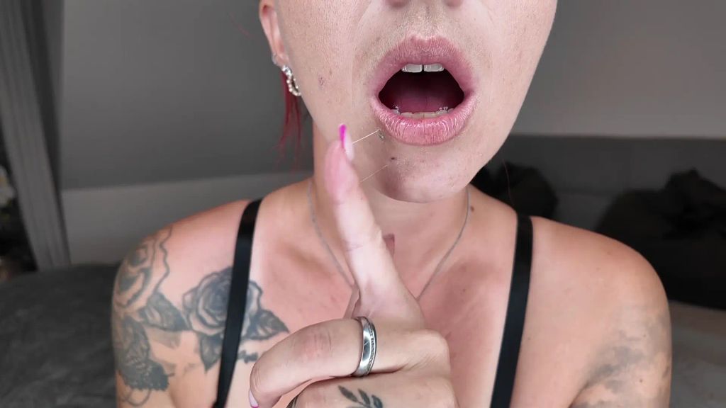 Vorschaubild zum Video „Achtung! Würge Geräusche und viel Speichel !“ von Nina Devil