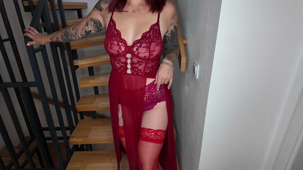 Vorschaubild 2 zum Video „Lady in red ! Heißer Strip für dich in roten Dessous !“