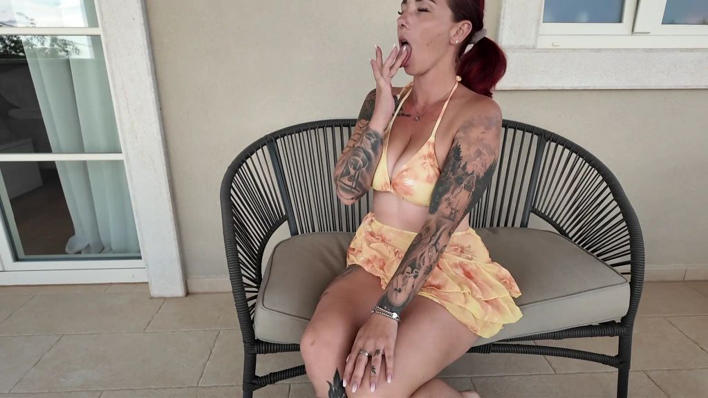 Vorschaubild 2 zum Video „Im Urlaub Heimlich auf der Terasse meine Pussy gefingert“