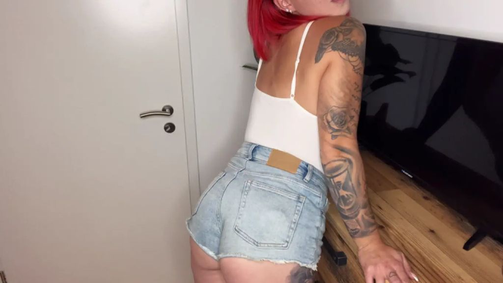 sexy foto nr. 3 von Strip für dich in knappen Jeans Short und engem Body !