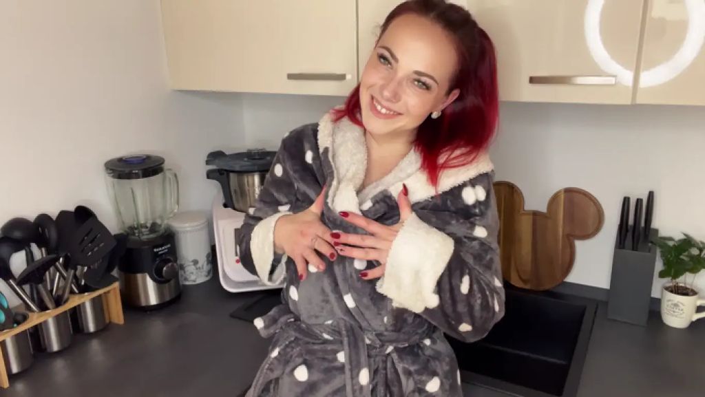sexy foto nr. 1 von Meine nasse Pussy für dich auf der Küchenplatte gefingert !!