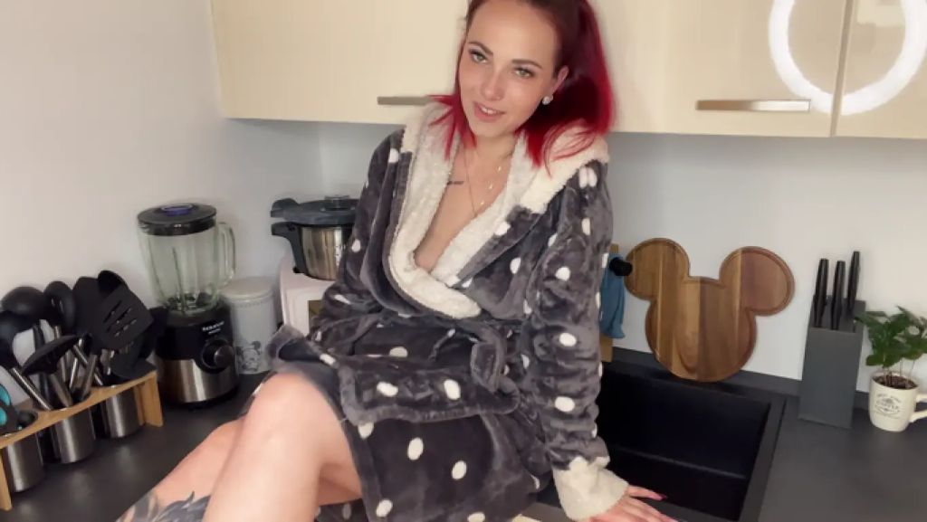 sexy foto nr. 2 von Meine nasse Pussy für dich auf der Küchenplatte gefingert !!