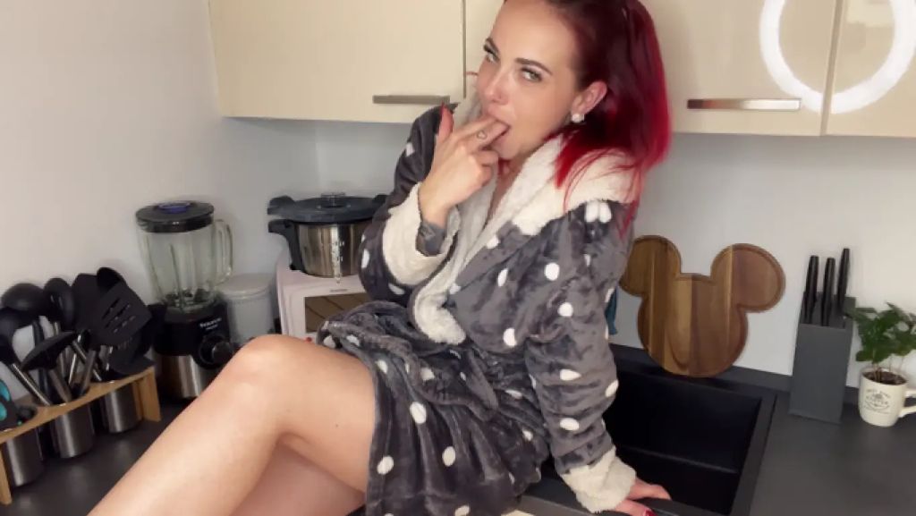 sexy foto nr. 3 von Meine nasse Pussy für dich auf der Küchenplatte gefingert !!