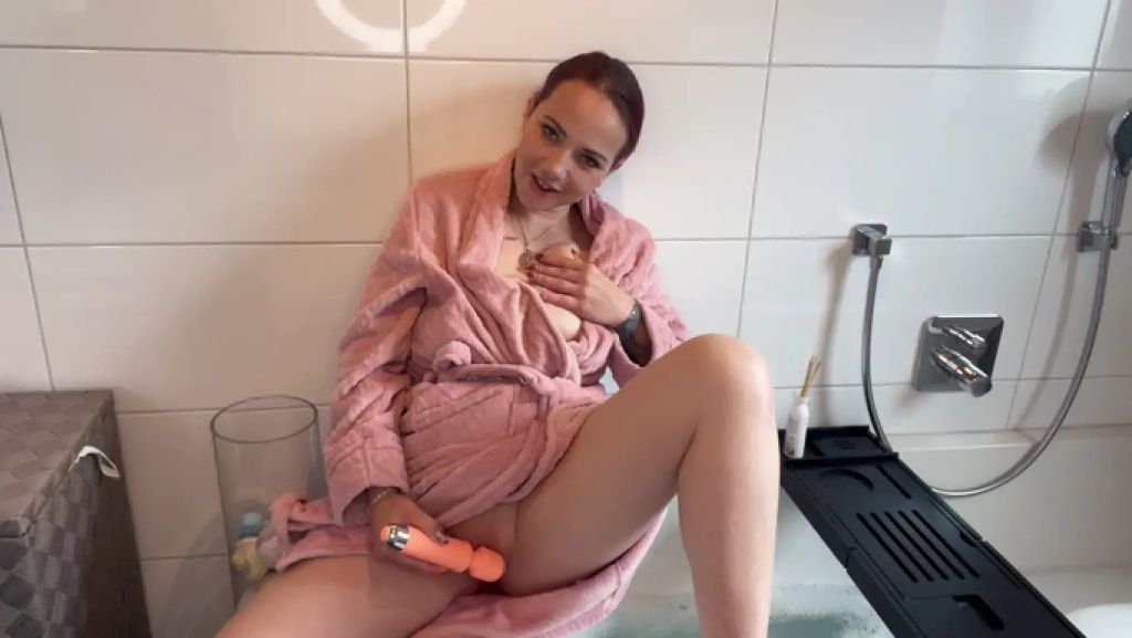 sexy foto nr. 4 von Vor dem Baden nochmal geil die Pussy befriedigt !
