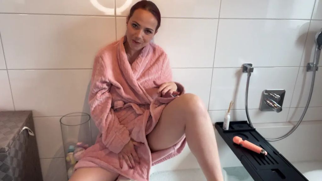 Vor dem Baden nochmal geil die Pussy befriedigt !