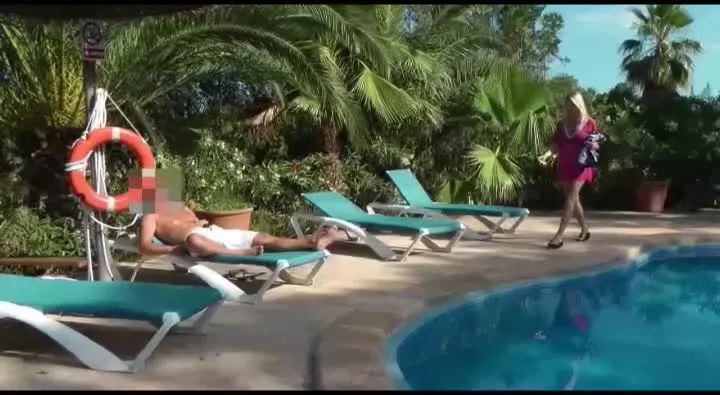 sexy foto nr. 1 von Urlauber am Pool vernascht
