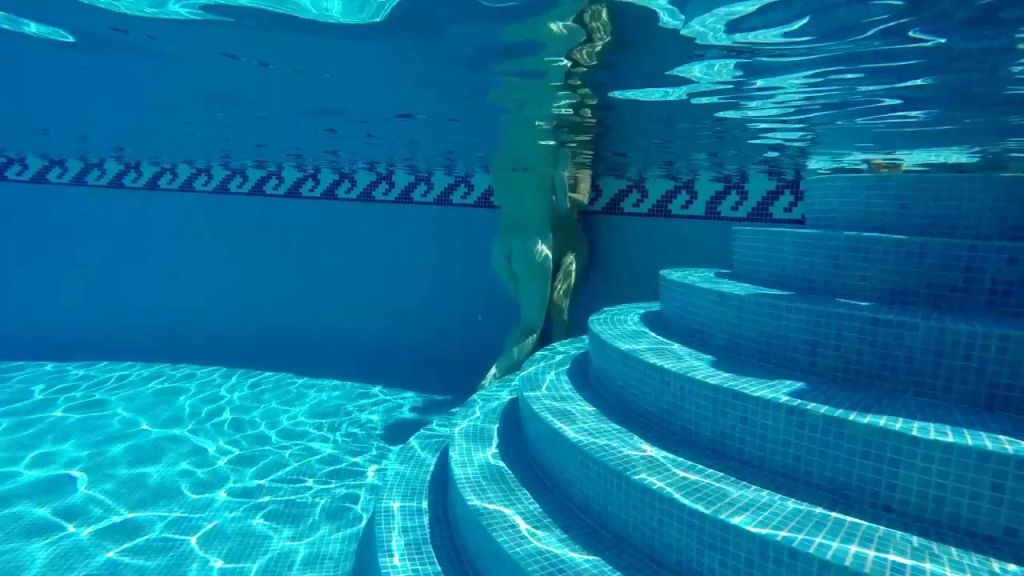 sexy foto nr. 2 von Lesben im Pool auf Malle