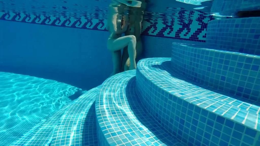 sexy foto nr. 5 von Lesben im Pool auf Malle