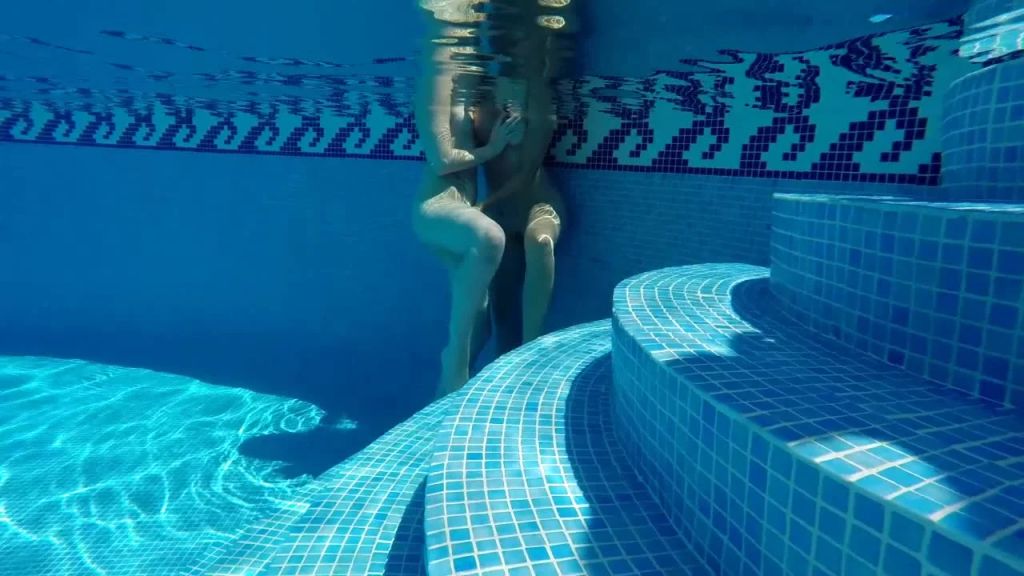 sexy foto nr. 6 von Lesben im Pool auf Malle
