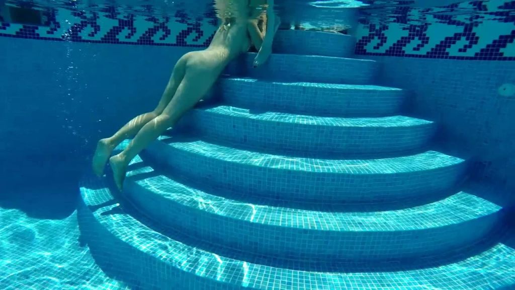 sexy foto nr. 8 von Lesben im Pool auf Malle