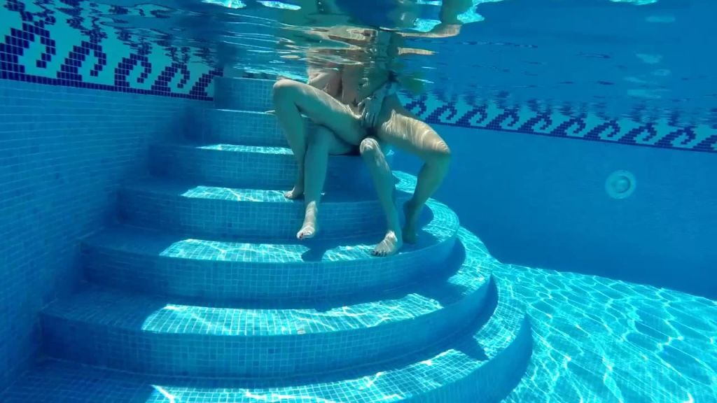 sexy foto nr. 10 von Lesben im Pool auf Malle