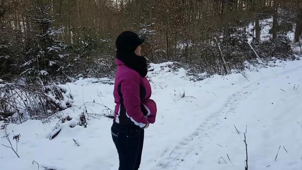 sexy foto nr. 3 von Pissen im Wald