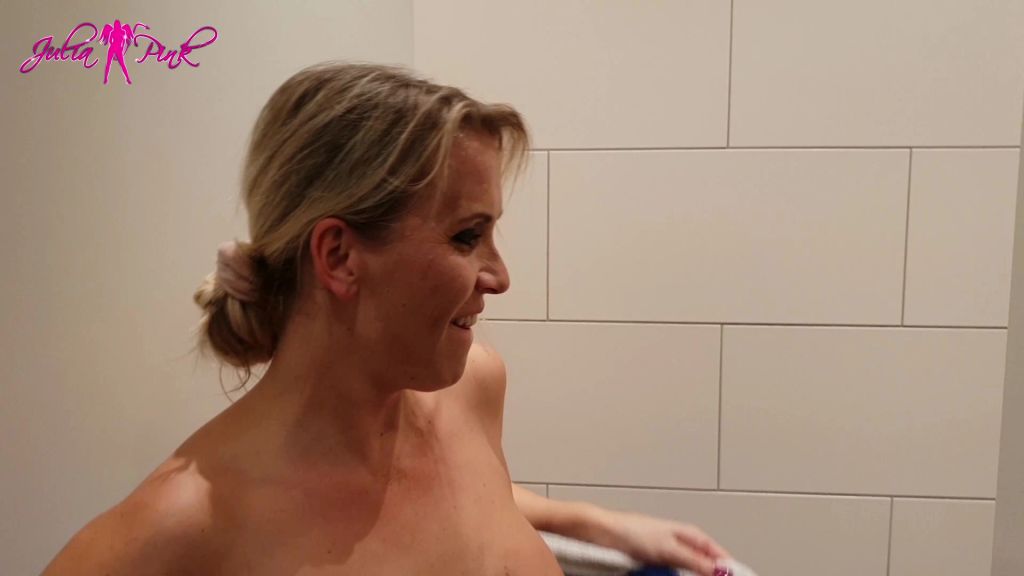 sexy foto nr. 2 von Jungschwanz in der öffentlichen Dusche ausgesaugt
