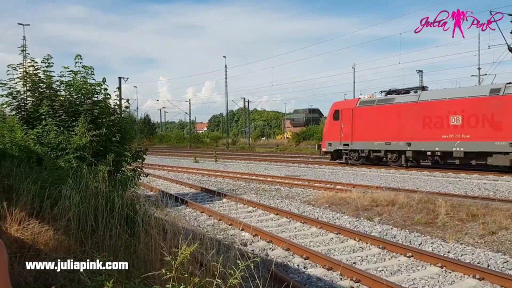 sexy foto nr. 3 von Auf dem Bahnhof gepisst und 2 weitere geile szenen
