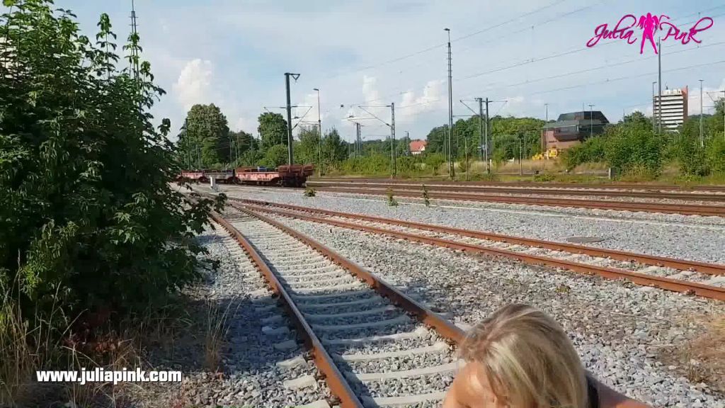sexy foto nr. 6 von Auf dem Bahnhof gepisst und 2 weitere geile szenen