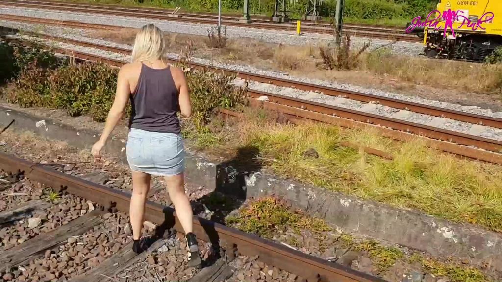 sexy foto nr. 2 von Auf dem Bahnhof gepisst und 2 weitere geile szenen