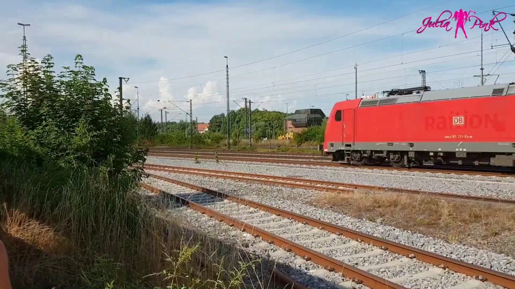 sexy foto nr. 3 von Auf dem Bahnhof gepisst und 2 weitere geile szenen