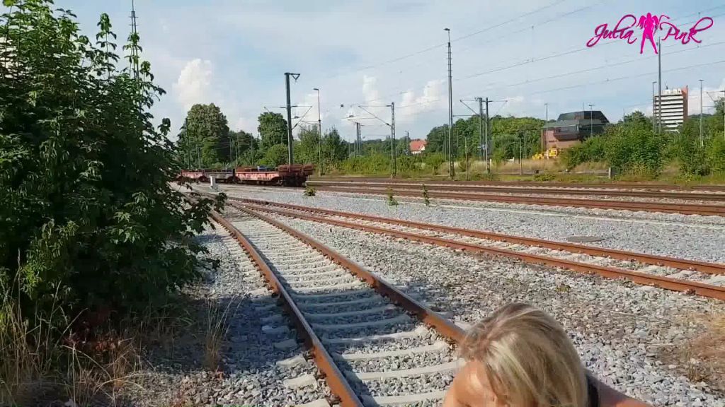 sexy foto nr. 6 von Auf dem Bahnhof gepisst und 2 weitere geile szenen