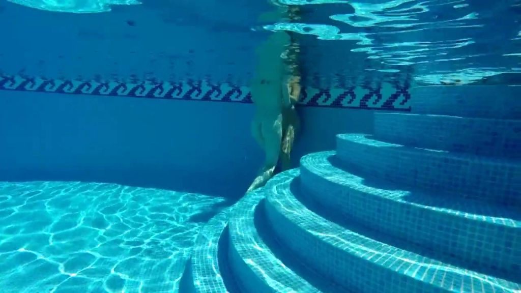 sexy foto nr. 2 von Geile Lesbenspiele im Pool