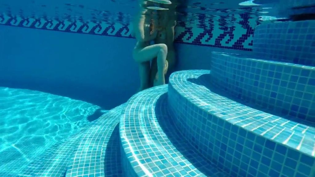 sexy foto nr. 5 von Geile Lesbenspiele im Pool